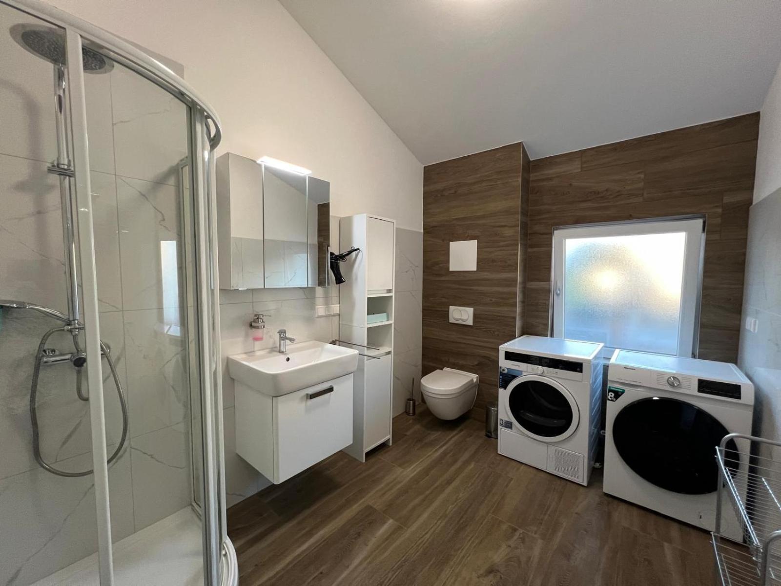 Apartment Vipstay - Stilvoll Und Geraeumige Mit Terasse Oder Balkon, Kueche, Kostenloses Parken, Wlan, Smart Tv