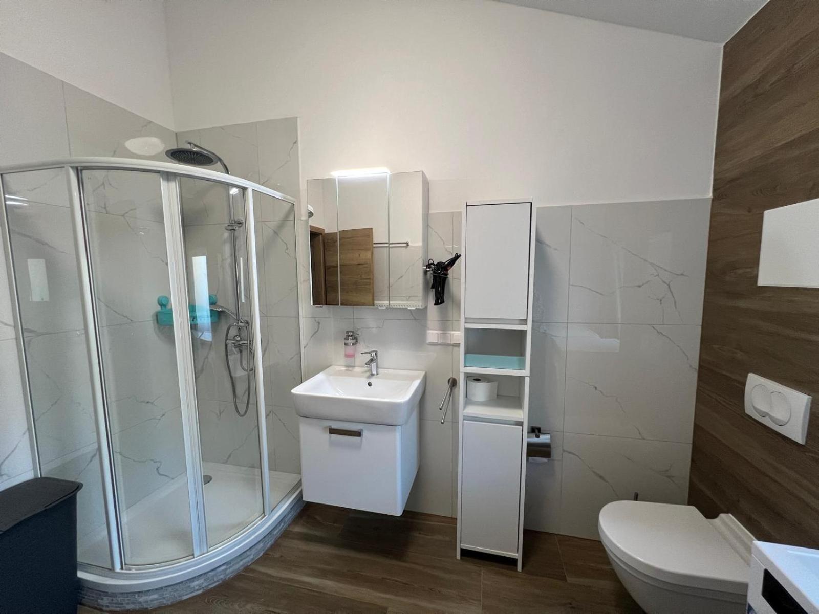 Apartment Vipstay - Stilvoll Und Geraeumige Mit Terasse Oder Balkon, Kueche, Kostenloses Parken, Wlan, Smart Tv *