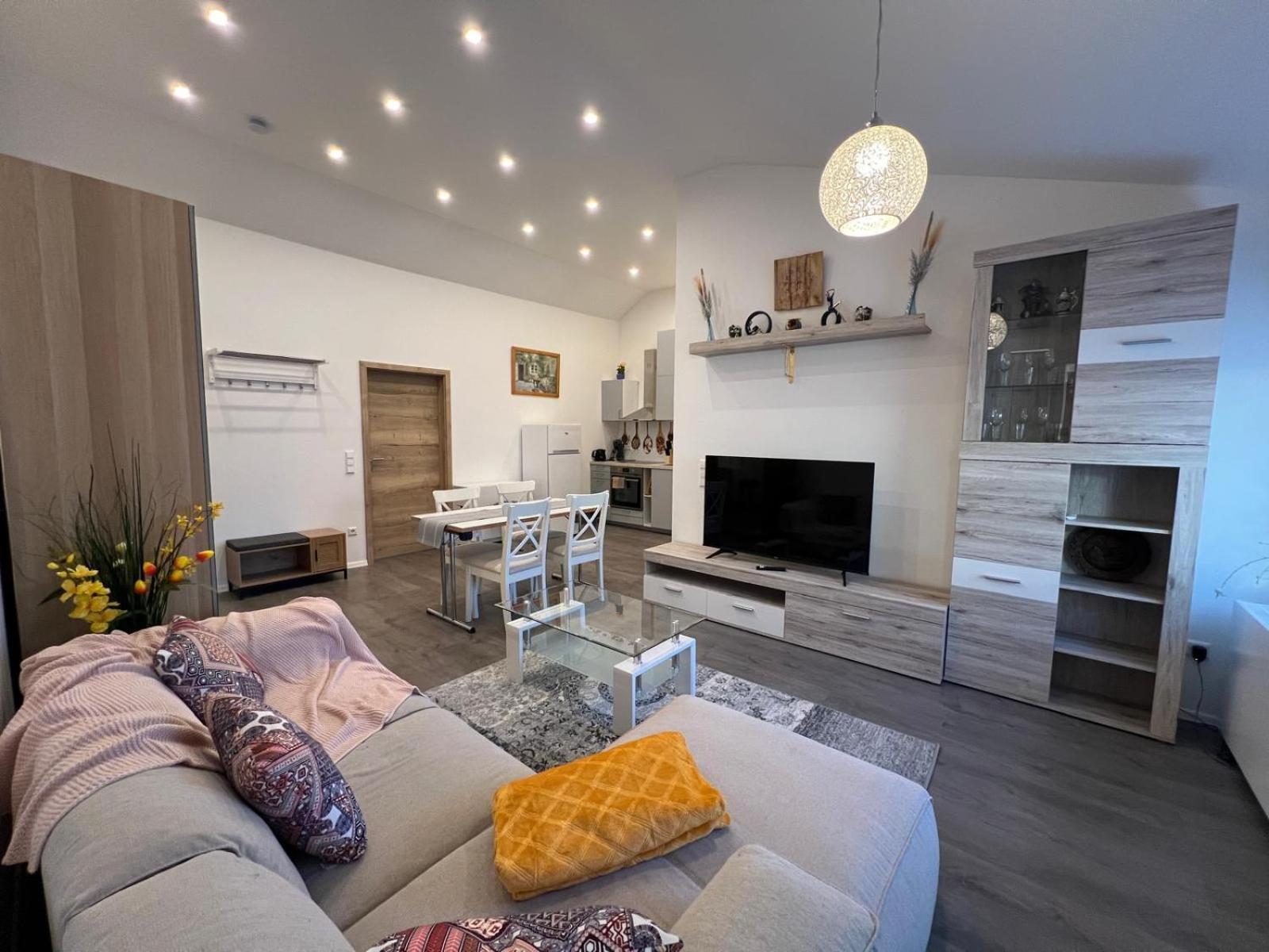 Vipstay - Stilvoll Und Geraeumige Mit Terasse Oder Balkon, Kueche, Kostenloses Parken, Wlan, Smart Tv