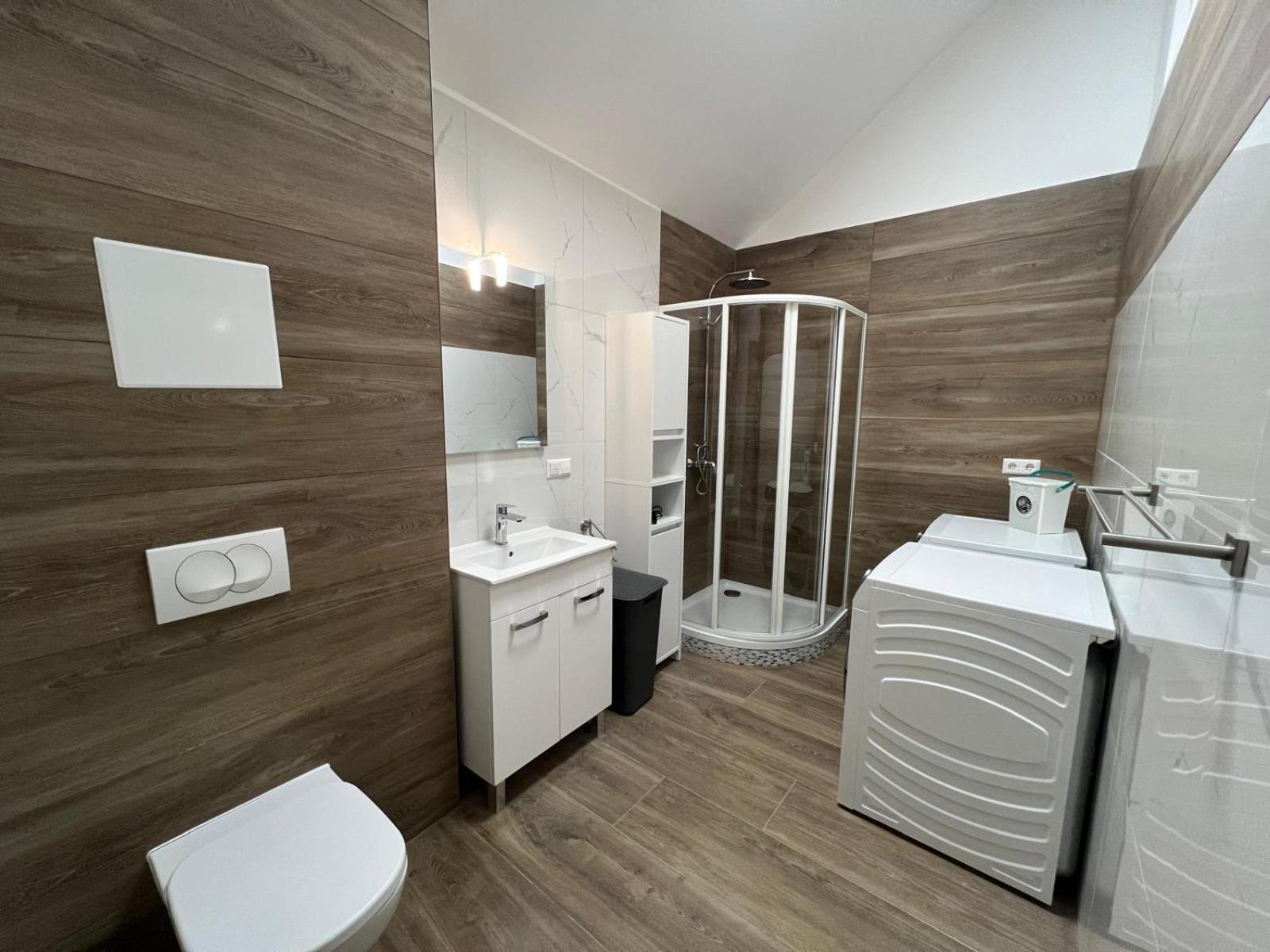 Apartment Vipstay - Stilvoll Und Geraeumige Mit Terasse Oder Balkon, Kueche, Kostenloses Parken, Wlan, Smart Tv *