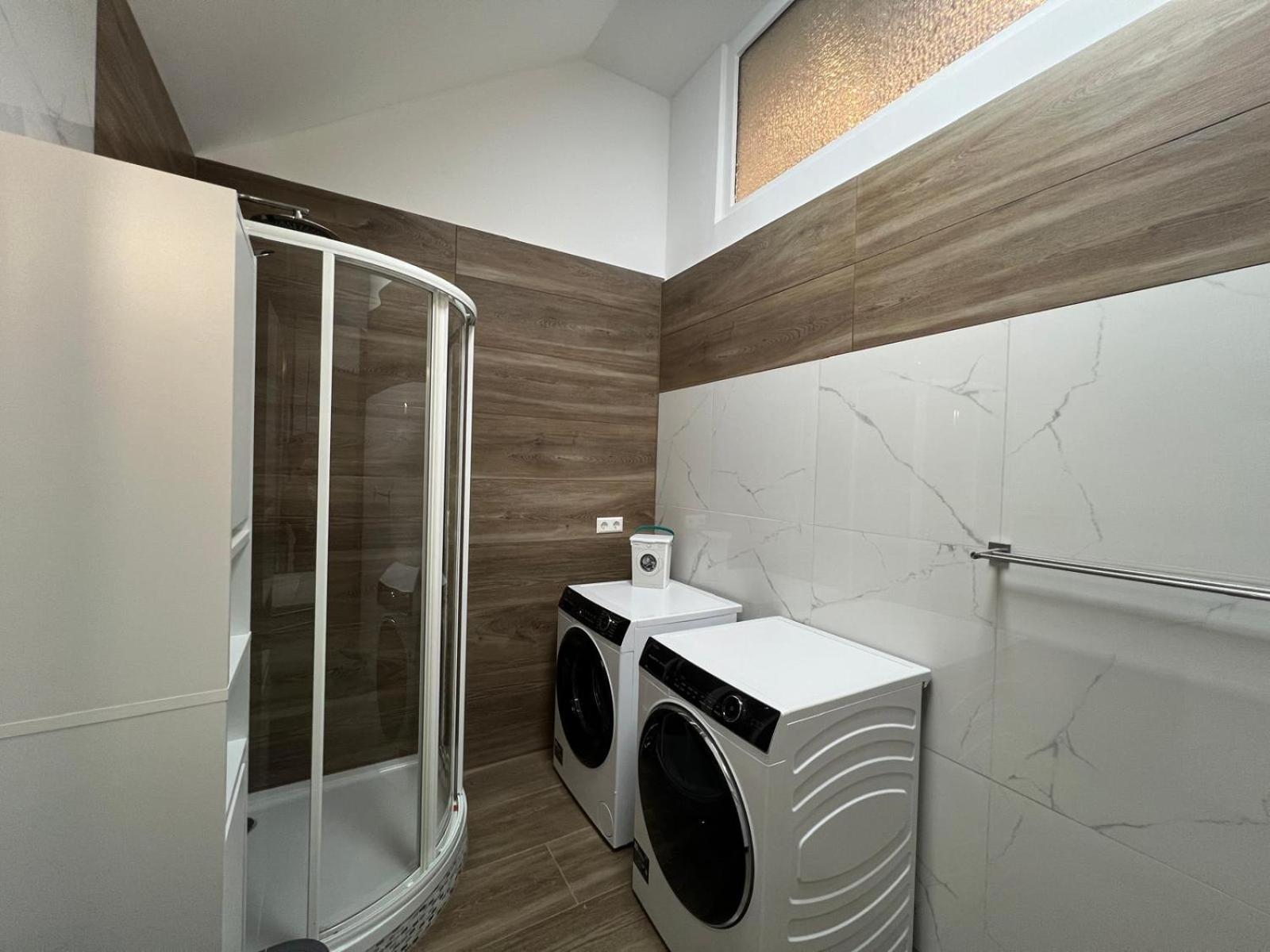 Vipstay - Stilvoll Und Geraeumige Mit Terasse Oder Balkon, Kueche, Kostenloses Parken, Wlan, Smart Tv
