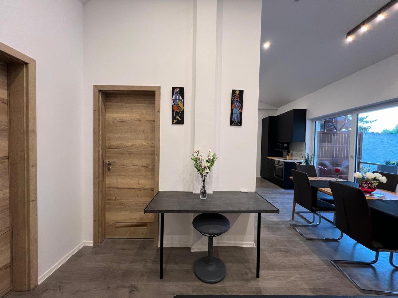 Apartment Vipstay - Stilvoll Und Geraeumige Mit Terasse Oder Balkon, Kueche, Kostenloses Parken, Wlan, Smart Tv *