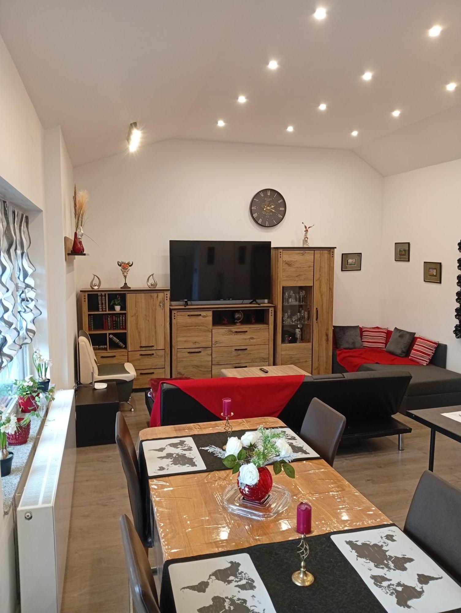 Apartment Vipstay - Stilvoll Und Geraeumige Mit Terasse Oder Balkon, Kueche, Kostenloses Parken, Wlan, Smart Tv