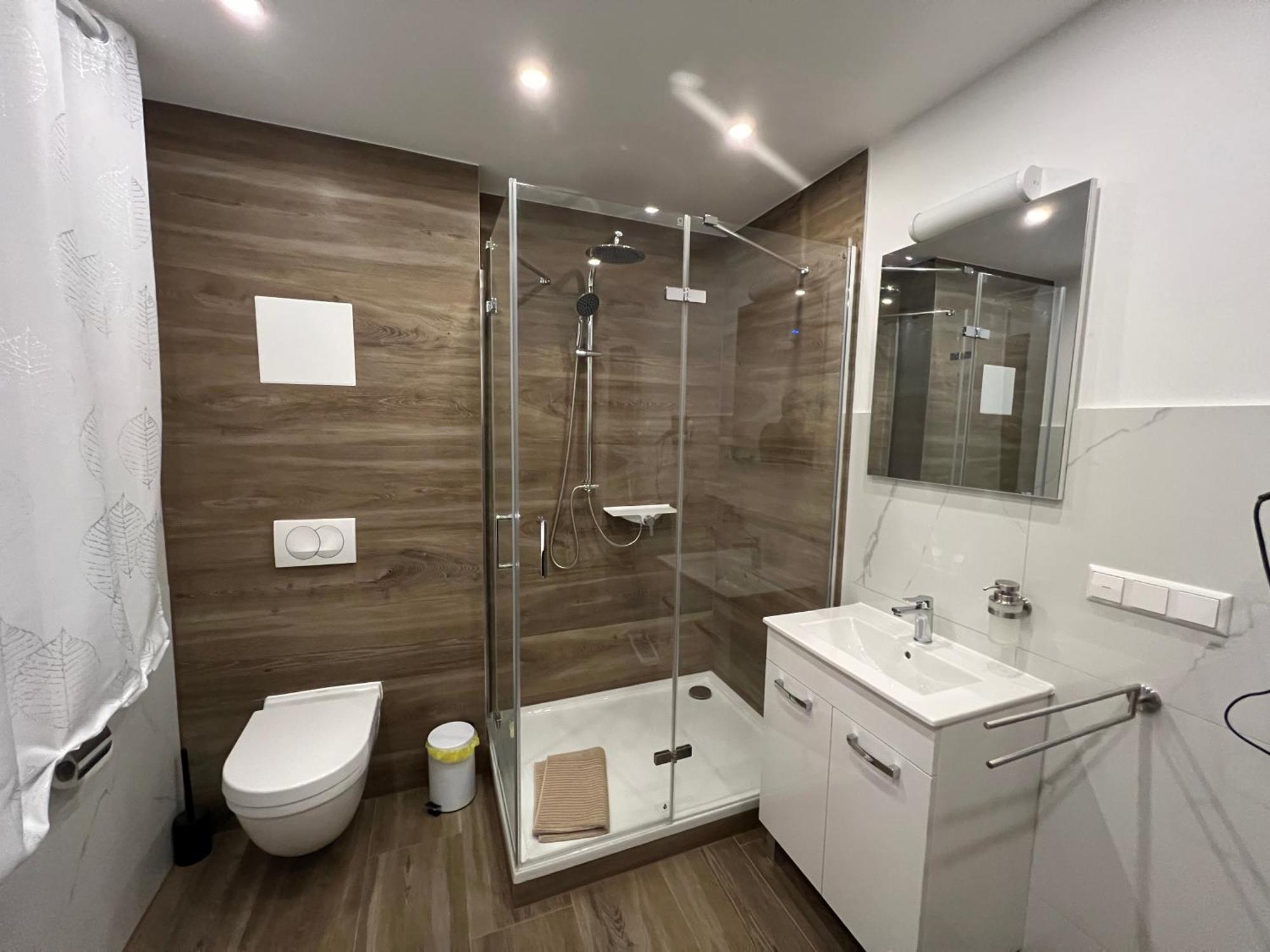 Vipstay - Stilvoll Und Geraeumige Mit Terasse Oder Balkon, Kueche, Kostenloses Parken, Wlan, Smart Tv Apartment