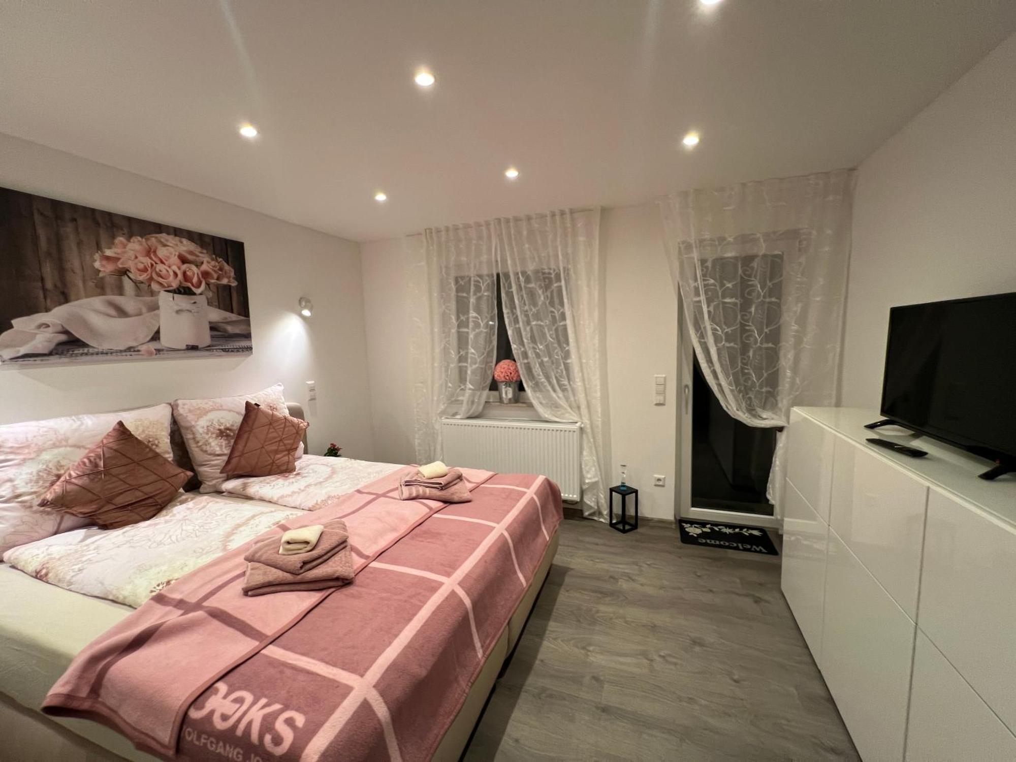 Vipstay - Stilvoll Und Geraeumige Mit Terasse Oder Balkon, Kueche, Kostenloses Parken, Wlan, Smart Tv *